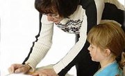 How to Be a Teacher's Aide for a Student With Autism