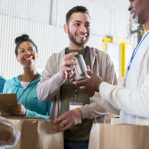 What Are the Pros & Cons of Community Service for High School?