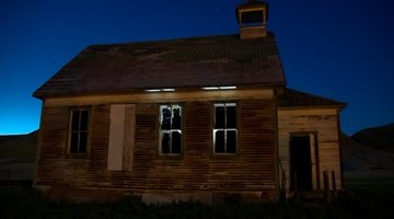 Hollywood homes attact ghost hunters.
