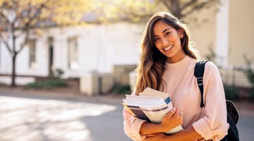 Advantages & Disadvantages of Starting College Directly After High School