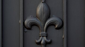 The French fleur de lis contains no stamens, unlike the Italian version.