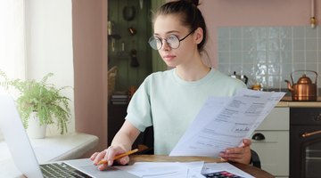 How Can I Pay My Bills While Being a Full-Time Student?