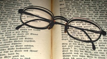 How do intelligence tests differ from aptitude tests?